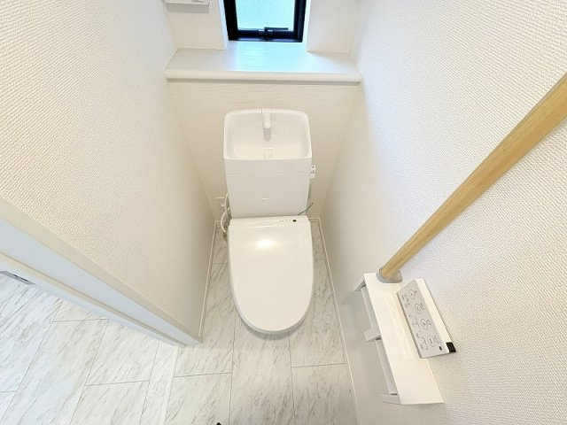 【トイレ】 | 新座市栄3丁目　新築一戸建住宅　全5棟　(保谷店) | 温水洗浄機能付で清潔感のあるトイレ。