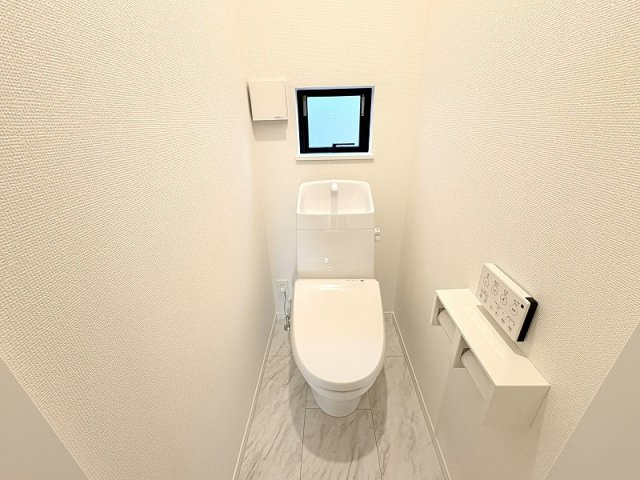 【トイレ】 | 新座市栄3丁目　新築一戸建住宅　全5棟　(保谷店) | 各階に設置されているので来客時も気兼ねなくお使いいただけます。