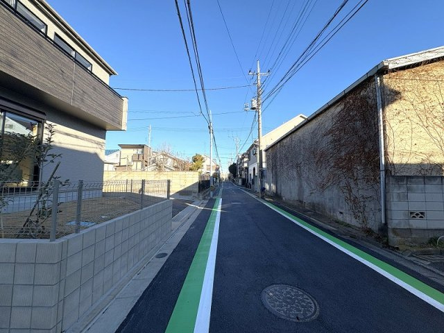 【前面道路含む現地写真】 | 新座市栄3丁目　新築一戸建住宅　全5棟　(保谷店) | スーパー・コンビニ・ドラッグストアが徒歩10分圏内にあり、お買い物もラクラク。