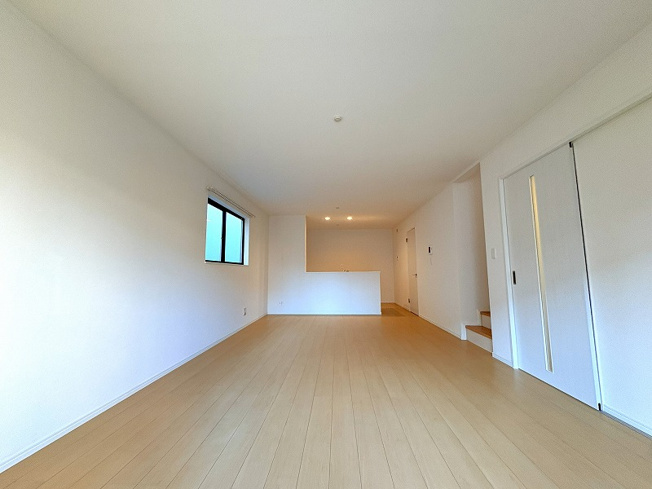 【居間・リビング】 | 新座市栄3丁目　新築一戸建住宅　全5棟　(保谷店) | 暮らしの中心となるリビングは、ご家族で心地良く過ごせる空間に。