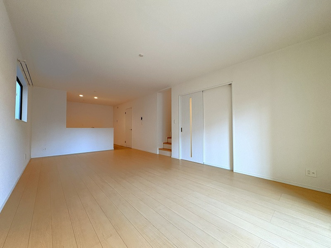 【居間・リビング】 | 新座市栄3丁目　新築一戸建住宅　全5棟　(保谷店) | 木目調のフローリングが美しく、暖かなぬくもりを感じられます。