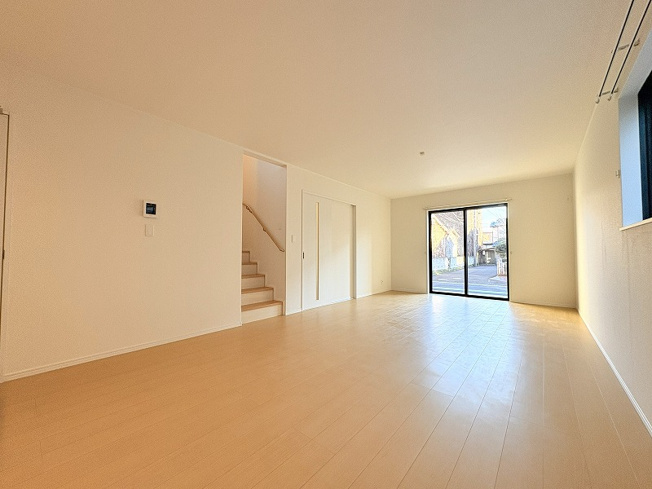 【居間・リビング】 | 新座市栄3丁目　新築一戸建住宅　全5棟　(保谷店) | 広々としたリビングはソファーなどの家具もラクラク置くことができます。