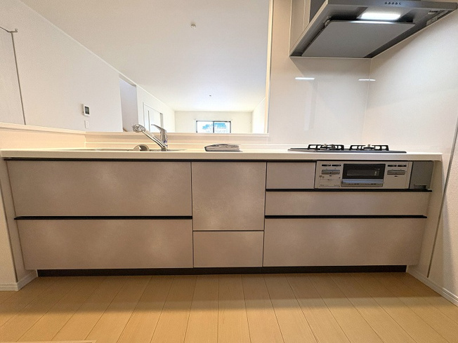 【キッチン】 | 新座市栄3丁目　新築一戸建住宅　全5棟　(保谷店) | キッチンで作業しつつ、ご家族との会話を楽しめる対面式キッチン。