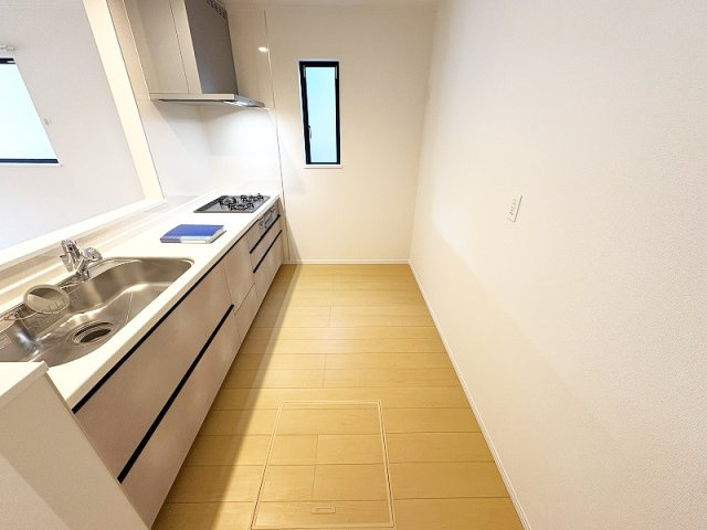 【キッチン】 | 新座市栄3丁目　新築一戸建住宅　全5棟　(保谷店) | 足元には床下収納があり、調味料ストックもスッキリと片付きます。