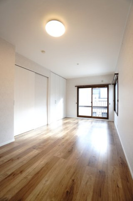 【洋室】 | 【積水ブランド】神山3丁目戸建 | 【洋室約8.8帖】
心と体をゆったりと安らげる3面採光の主寝室。
寝室のゆとりが大きい分だけ、
暮らしの安らぎは深まります。
一日の疲れを癒すだけでなく、
ご夫婦の親密な語らいを紡ぎ出します。