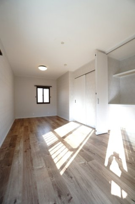 【洋室】 | 【積水ブランド】神山3丁目戸建 | 【洋室約8.8帖】
どんな家具や敷物でも部屋に馴染みやすく、
コーディネートがし易そうですね。
配置も柔軟に対応できるので身の回りの整理もし易い！
自分好みの空間に出来そうですね！