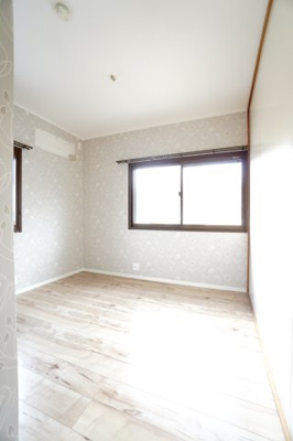 【洋室】 | 【積水ブランド】神山3丁目戸建 | 【洋室約4.7帖】
将来、ライフスタイルや家族構成が変わった時等、
第2子供部屋としても活用できそうですね！
勿論、壁掛けエアコンも取付が出来ますので、
快適な居室環境で過ごせそうです！