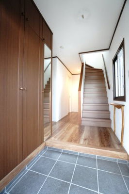 【玄関】 | 【積水ブランド】神山3丁目戸建 | 【玄関ホール】
人を迎える最初の場所だからこそ、清潔感と整いを意識した空間に。
全身を映せる姿見付きのシューズBOX。外出前の身支度もスムーズ。
窓から自然光が差し込み、明るく開放的。玄関ドアも交換済