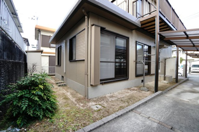 【庭】 | 【積水ブランド】神山3丁目戸建 | 【ガーデンスペース】
敷地の奥行きを活かした庭スペース。
家庭菜園や鉢植え、季節の草花も楽しめます。
外部の物置や趣味の作業場置き場としても使え、
暮らし方に合わせて整えられる余白があります。