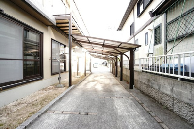【駐車場】 | 【積水ブランド】神山3丁目戸建 | 【カースペース】
敷地の奥行きを活かしたカースペースで、3台分をしっかり確保。
来客時や複数台所有にも対応でき、
荷物の積み下ろしや日々の動線にもゆとりが生まれ、
家族構成が変わっても安心ですね！