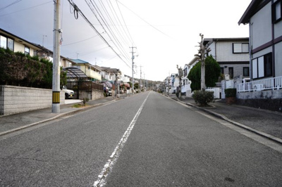 【前面道路含む現地写真】 | 【積水ブランド】神山3丁目戸建 | 【前面道路】
幅員12m超のゆとりある前面道路が広がり、
車の出し入れがしやすく、見通しも良好。
歩道との距離感もあり、日々の移動に安心感があります。
開放感が心地よく、暮らしに余裕が生まれます。