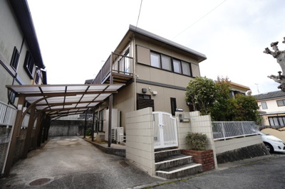 【外観】 | 【積水ブランド】神山3丁目戸建 | 【耐震性】
耐震性の高さを判断するポイントは、
建築確認申請日が1981年6月1日以降の
新耐震基準に適合しているかどうか。
震度６程度の大地震でも
建物が崩壊しないレベルが基準になりました。