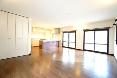 【居間・リビング】 | 【積水ブランド】神山3丁目戸建 | 【約帖21.1LDK】
キッチンスペースとはシームレスなデザインとすることで、
キッチンに立つ人が主役となれる、そんなレイアウトとなっていて
家族やゲストとのコミュニケーションが自然に生まれます♪