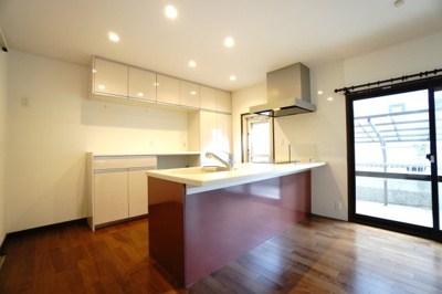 【キッチン】 | 【積水ブランド】神山3丁目戸建 | 【ライブリンク・キッチン】
家族の気配をそばに感じながら料理を楽しむ時間が思い浮かぶ。
会話や配膳が自然に繋がり日々が静かに息づく場所。
暮らしの余白があり、日常に溶け込む舞台のようなキッチンです♪