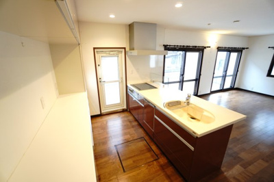 【キッチン】 | 【積水ブランド】神山3丁目戸建 | ☆キッチンの特徴☆
・パナソニック社製
・ライブリンク・キッチン
・IHクッキングヒーター
・浄水器一体型ハンドシャワー水栓
・食器洗い乾燥機
・サイドフラットレンジフード
・カップボード
・勝手口