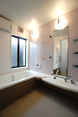 【浴室】 | 【積水ブランド】神山3丁目戸建 | 【バスルーム】
 段差や動作に配慮した《エイジレス プラウド バス》。
広い洗い場と手元の届きやすいカウンターで、洗う・立つ・座るの動作が自然。
家族それぞれに使いやすい、やさしい浴室です。