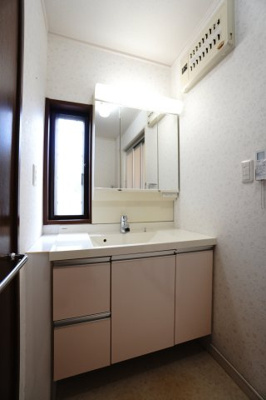 【独立洗面台】 | 【積水ブランド】神山3丁目戸建 | 【コスメカウンター】
ワイドカウンターが使いやすい《Panasonic C Line》。
窓から自然光が入る明るい空間で、朝の支度や家事もスムーズ。
鏡まわりが整う、気持ちのいい洗面台です。