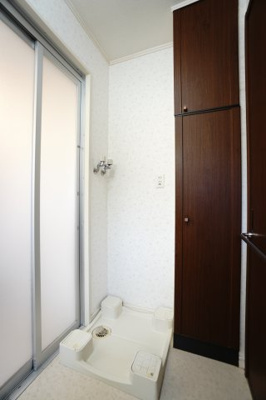 【独立洗面台】 | 【積水ブランド】神山3丁目戸建 | 【ランドリースペース】
すっきりとした洗濯機置場には、
可動棚を設置して使いやすさをプラス。
洗剤やリネンを美しく収納しながら、
毎日の家事を心地よく、整えて暮らせる工夫が詰まっています。