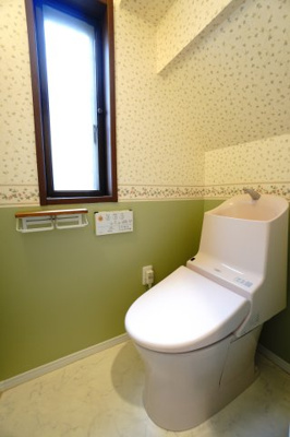 【トイレ】 | 【積水ブランド】神山3丁目戸建 | 【レストルーム】
TOTO社製！
きれいをまもるせいけつトイレ！
お掃除はサッとひとふきで完了！
少ない水で、汚れをしっかり洗い流します。
ツインペーパーホルダーなので、
もしもの時も慌てない！！