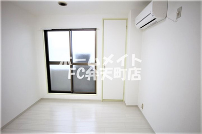 【居間・リビング】 | パールマンション | こちらの居間で趣味の時間をお楽しみください