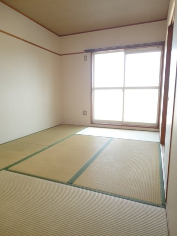 高砂市阿弥陀町生石のアパートの和室|日当たりバッチリ