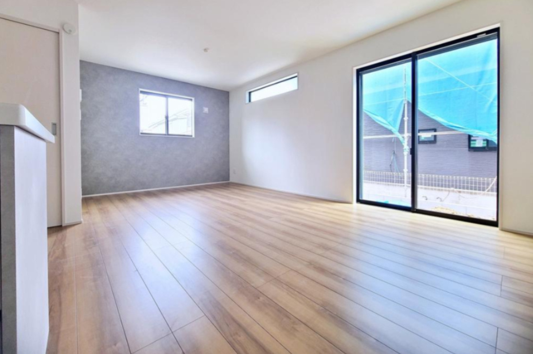 【GRAFARE　ZEH水準仕様】小平市栄町７期の居間・リビング|大きな窓のあるリビングは、陽光あふれる明るい空間です。居心地良く、ご家族皆がゆったり寛げる憩いの空間となりそうです。