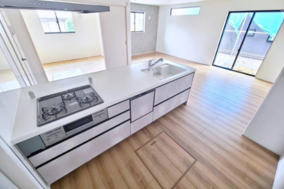 【GRAFARE　ZEH水準仕様】小平市栄町７期のキッチン|対面式キッチンからは、リビングにいるご家族の様子が一目で分かります。小さいお子様がいても安心です。
