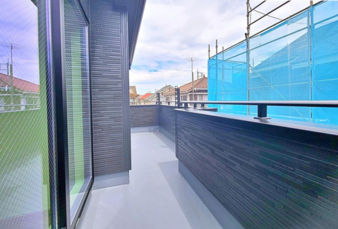 【GRAFARE　ZEH水準仕様】小平市栄町７期のバルコニー|お布団やシーツも１回でまとめて干せます。広いバルコニーからたっぷりの光をうけたお布団やシーツから太陽のにおいが感じられます。