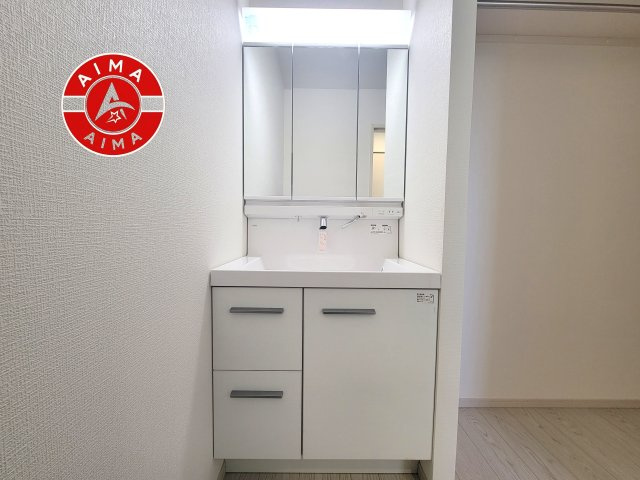 古賀市天神4丁目第3-1棟（1号棟）の独立洗面台|毎日使うものだから清潔な空間を保ちたい水回り。洗面にはそんな願いを解消させてくれる収納アイデアが満載です。三面鏡の裏側にはキャビネットが現れ小物から背の高い物まで収納できます。