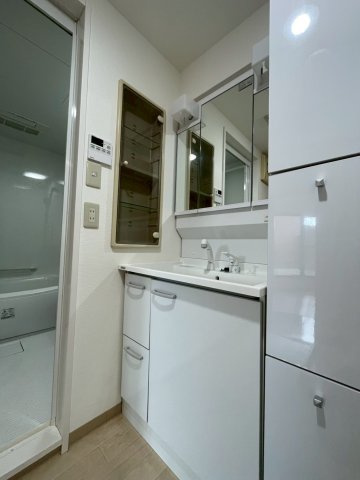 【改装プラン】ルーフバルコニー付角住戸◆床暖房付◆地下鉄椥辻駅徒歩３分◆イーグルコート椥辻十条の独立洗面台|独立洗面台