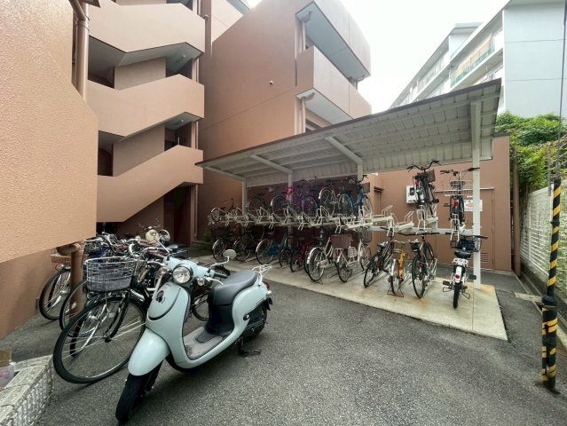 【改装プラン】ルーフバルコニー付角住戸◆床暖房付◆地下鉄椥辻駅徒歩３分◆イーグルコート椥辻十条の駐輪場|駐輪場