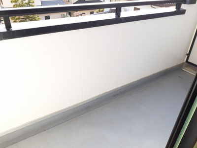 【バルコニー】 | パレ・ニューみやの | 外からの目が気にならないバルコニーで洗濯物が干せます