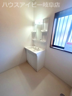 【独立洗面台】 | 各務原市那加雄飛が丘！趣のある日本家屋の築29年！リフォーム済みです♪お車スペース2台可能！ | 各務原市那加雄飛が丘！趣のある日本家屋の築29年！リフォーム済みです♪お車スペース2台可能！