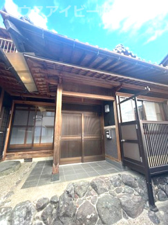 【玄関】 | 各務原市那加雄飛が丘！趣のある日本家屋の築29年！リフォーム済みです♪お車スペース2台可能！ | 各務原市那加雄飛が丘！趣のある日本家屋の築29年！リフォーム済みです♪お車スペース2台可能！