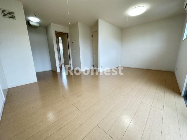 ウエストサイドスクエアの居間・リビング|こちらのリビングで趣味の時間をお楽しみください