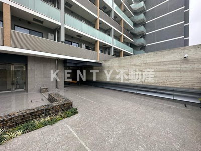 【エントランス】 | Ｊ．ＧＲＡＮ　Ｃｏｕｒｔ　品川西大井ＥＡＳＴ | 落ち着いたエントランスです