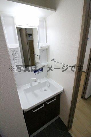 （仮称）都城年見町Hマンションの独立洗面台|独立洗面台、小物を置くことができて便利です