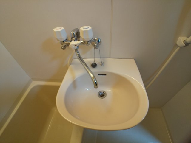 レオパレスＷＩＴＨ－Ａの内装|鏡を備え　準備のしやすい洗面台