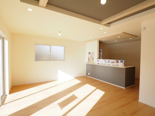 【居間・リビング】 | Blooming　Garden　伊達市梁川町中久保　２号棟 | ★内覧予約で新米4kg★