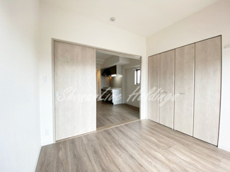 【寝室】 | GRAND CHARME | 白基調の落ち着いた雰囲気の洋室♪