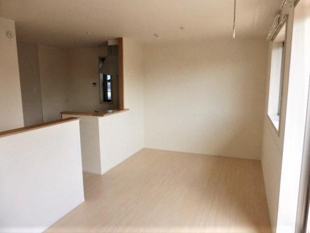 フィカーサ泉の居間・リビング|こちらのリビングで趣味の時間をお楽しみください