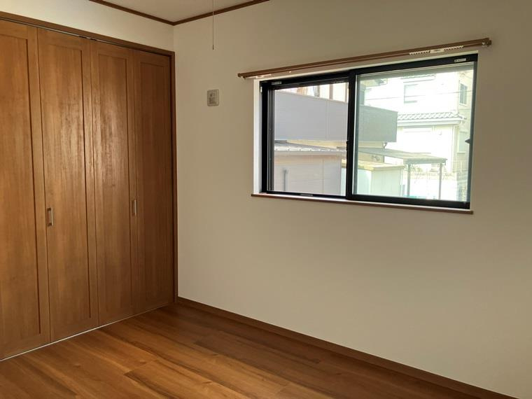 太田窪戸建の内装|明るい室内です