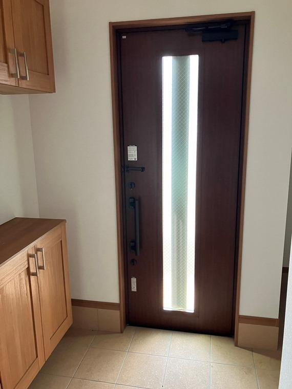 太田窪戸建の玄関|明るい玄関です