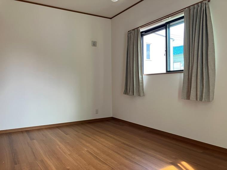 太田窪戸建の寝室|落ち着いた色調の寝室です