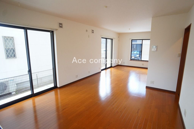 【居間・リビング】 | 八尾市緑ヶ丘5丁目 | 【LDK：16帖】クロス貼替え、フローリング張替え済みです☆