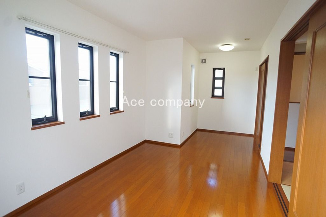 【寝室】 | 八尾市緑ヶ丘5丁目 | 【2階：洋室8帖】隣の和室と続き間になっています♪各部屋に廊下へのドア完備で、独立したお部屋としてもご使用できます♪