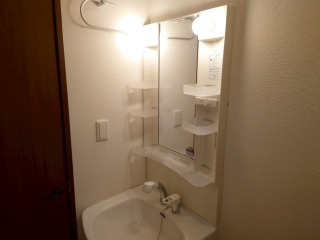 ミニョン・Ｍの洗面所|明るい洗面所です