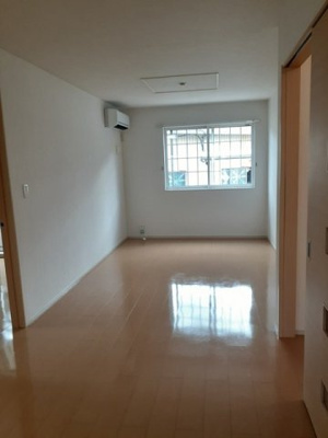 【居間・リビング】 | ラ・ヴィーユⅢ | ゆったりとしたリビングです