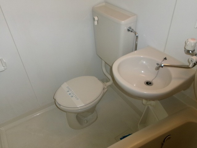 川口寿コーポの浴室|コンパクトで使いやすいお風呂です