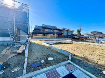 【外観】 | 阿弥　新築戸建　全９区画 | ＬＤＫ約１７帖！帰宅時・外出時の自然なコミュニケーションを育むリビングイン階段を採用。仲良し家族の画が浮かびます♪